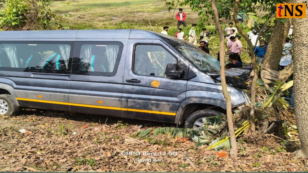 Road Accident in Nagaon Barghat: 11 Passengers Injured After Traveller Overturns
