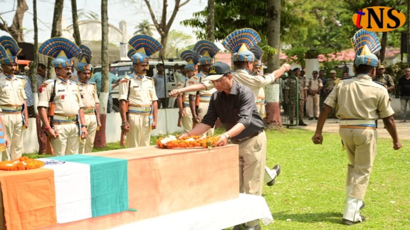 কৰ্তব্যৰত অৱস্থাত পৰলোকপ্ৰাপ্তি ঘটা আৰক্ষী জোৱানলৈ নগাঁও প্ৰশাসনৰ শ্ৰদ্ধাঞ্জলি