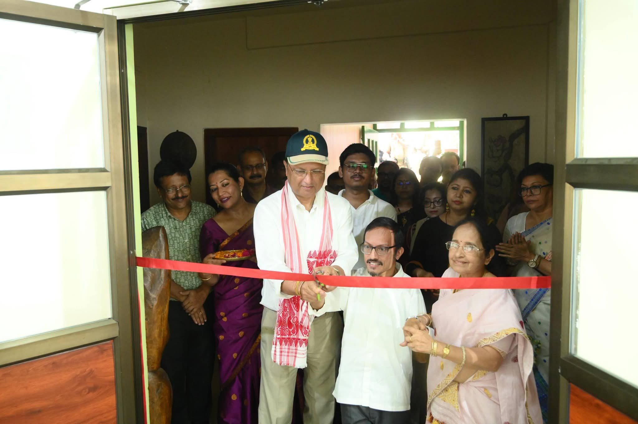 নগাঁৱত চিত্ৰ প্ৰদৰ্শনী মুকলি জিলা আয়ুক্ত দেৱাশীষ শৰ্মাৰ