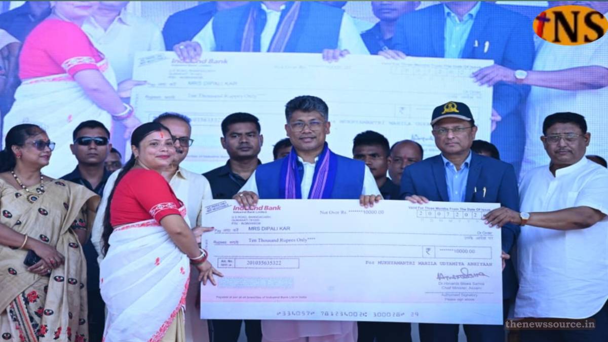 Mukhyamantri Mahila Udyamita Abhiyan: ৰূপহীহাট, চামগুৰিতো মহিলা উদ্যমিতা আঁচনিৰ চেক বিতৰণ মন্ত্ৰী পীয়ুষ হাজৰিকাৰ