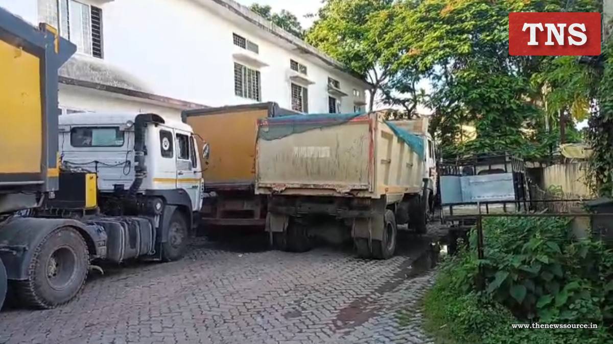Illegal Sand and Stone business in Nagaon: 
শিল বালিৰ ৰমৰমীয়া বেহা: নগাঁও পৰিবহন বিভাগে খুলিলে বন বিভাগৰ মুখা