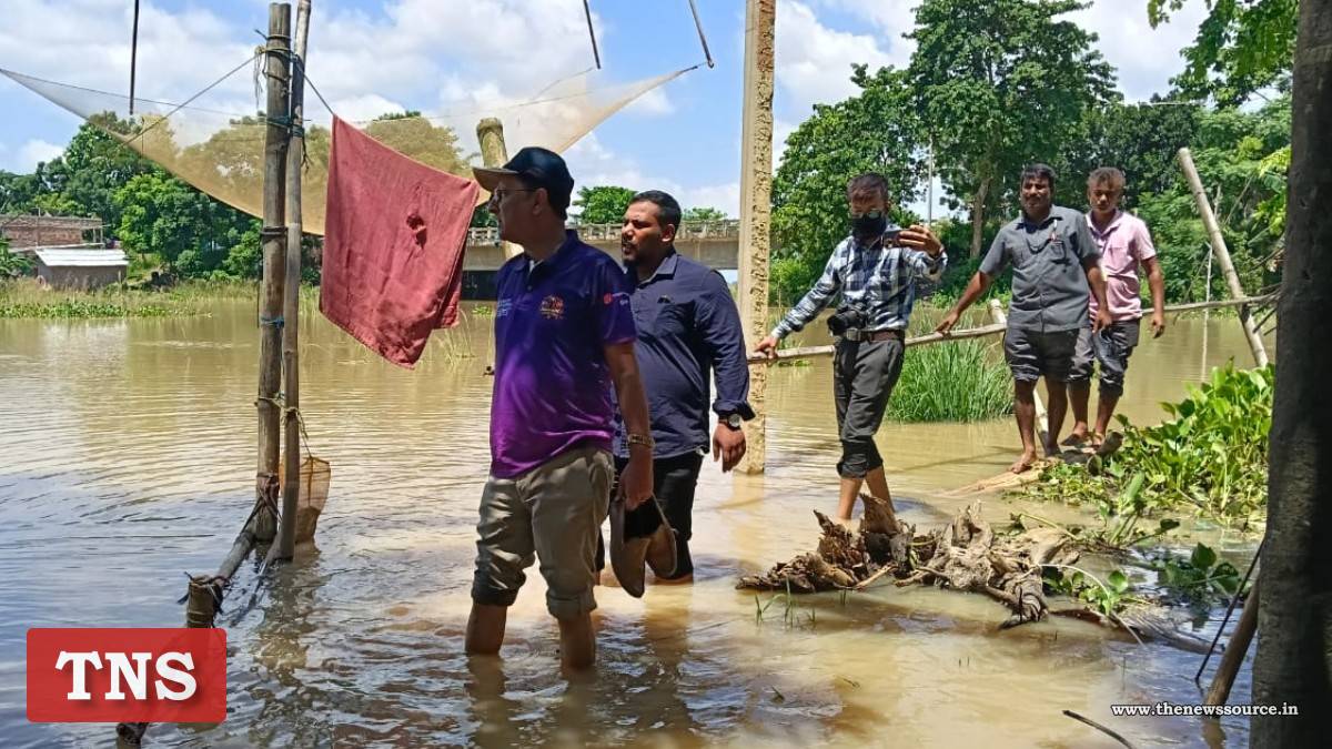 এককাল পানী ভাঙি গৈ বান পীড়িতৰ কাষত জিলা আয়ুক্ত দেৱাশীষ শৰ্মা