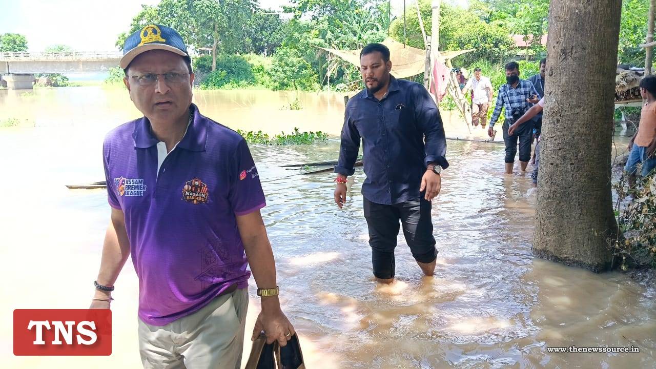 একঁকাল পানী ভাঙি বানাক্ৰান্তৰ বুজ ললে জিলা আয়ুক্ত দেৱাশীষ শৰ্মাই