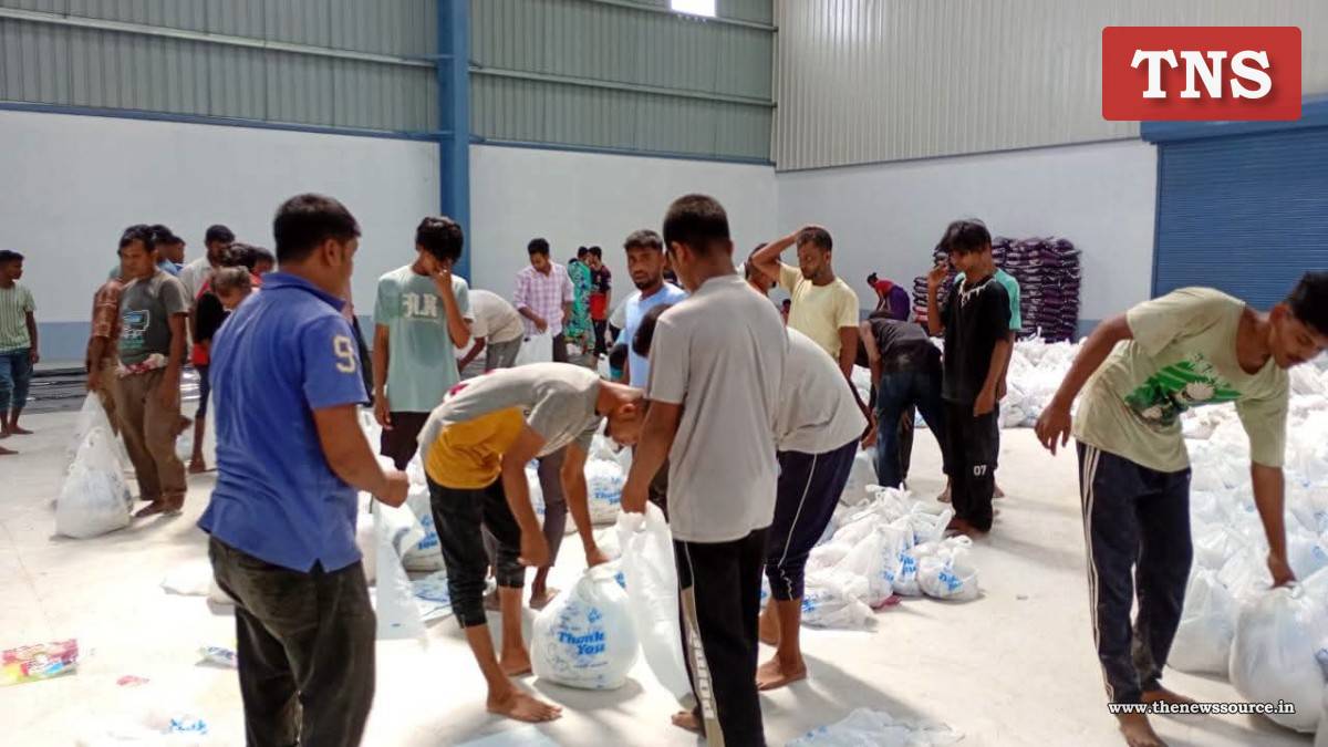 শিৱসাগৰৰ বান পীড়িতৰ বাবে নগাঁও জিলা প্ৰশাসনৰ সাহায্য সামগ্ৰী প্ৰেৰণ