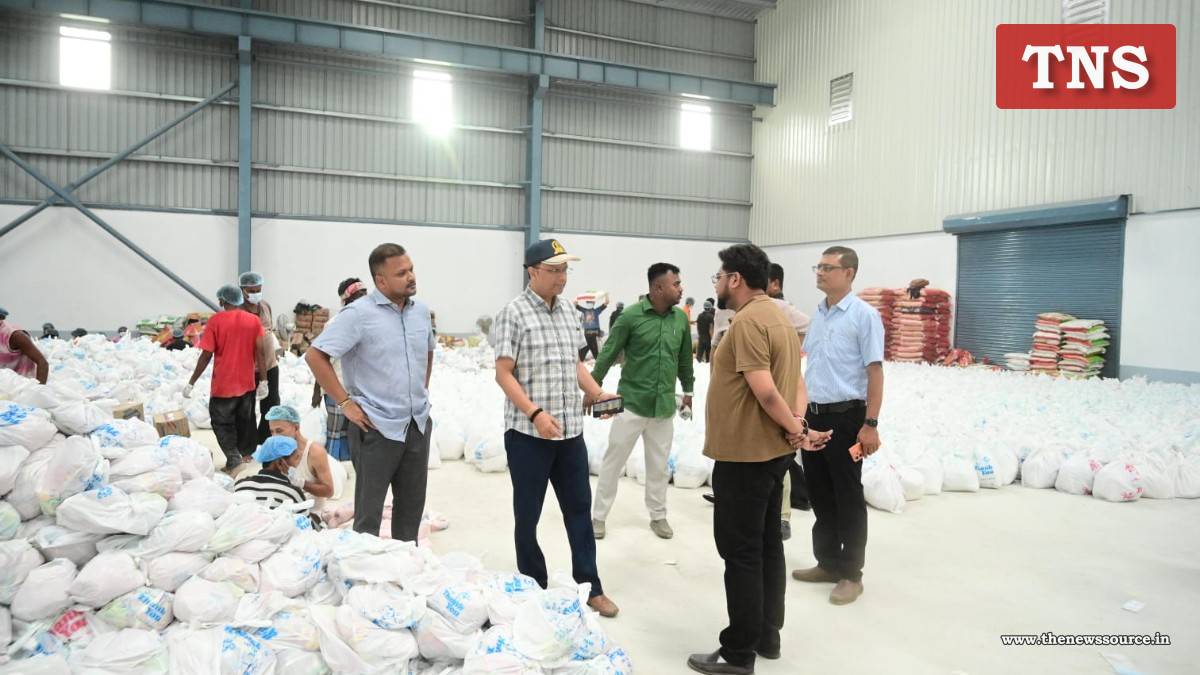 শিৱসাগৰৰ বানাক্ৰান্তলৈ ৫০ হাজাৰ খাদ্যৰ টোপোলা নগাঁও জিলা প্ৰশাসনৰ