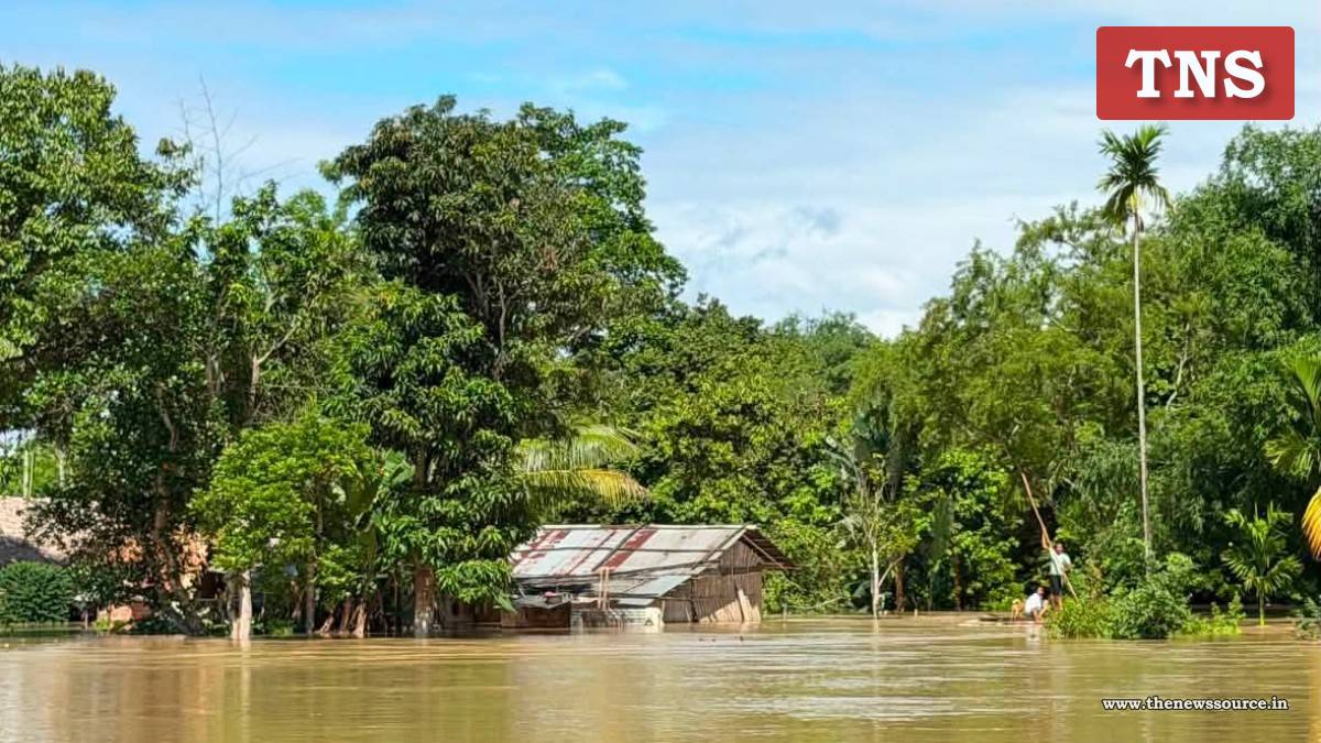 ৰাজ্যৰ বান পৰিস্থিতি উন্নত হৈছে যদিও ৫ খন জিলা এতিয়াও বানৰ কৱলত। এক লাখ ৯২ হাজাৰ লোক বানত ক্ষতিগ্ৰস্ত।- Assam Flood Death Toll 2026