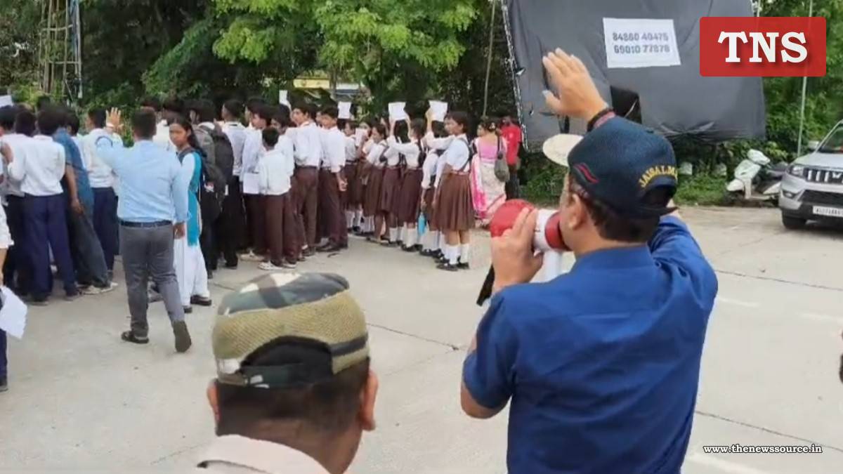 ৰহাত উপস্থিত হৈ প্ৰতিবাদ প্ৰত্যাহাৰ কৰালে নগাঁৱৰ জিলা আয়ুক্ত দেৱাশিষ শৰ্মাই