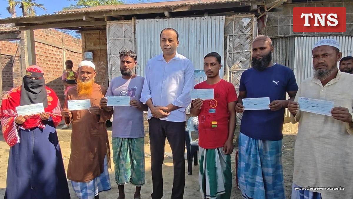 অগ্নিকাণ্ডত সৰ্বস্ব হেৰুওৱা পৰিয়ালক চেক প্ৰদান বিধায়ক মেহবুব মোক্তাৰৰ